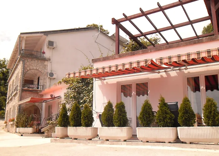 Kestenovi Dvori * オパティヤ