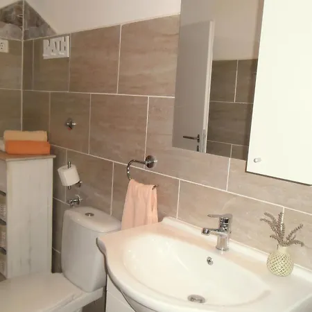 克斯特诺维沃利公寓 *