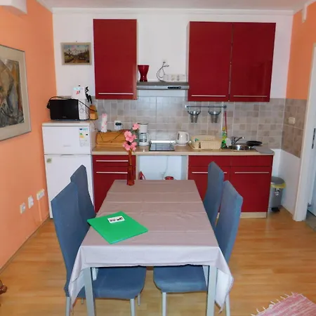 克斯特诺维沃利公寓 *